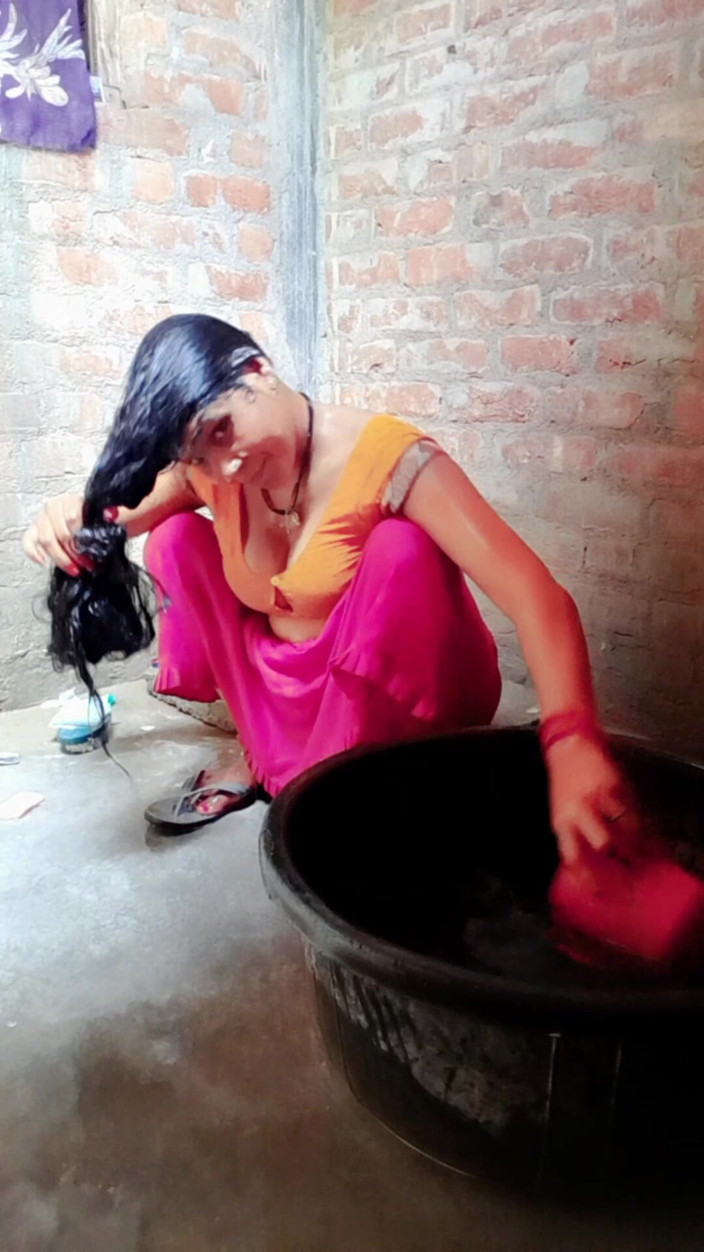 Renudbf: Bhabhi desi mandi di bilik air buah dada besar dengan...