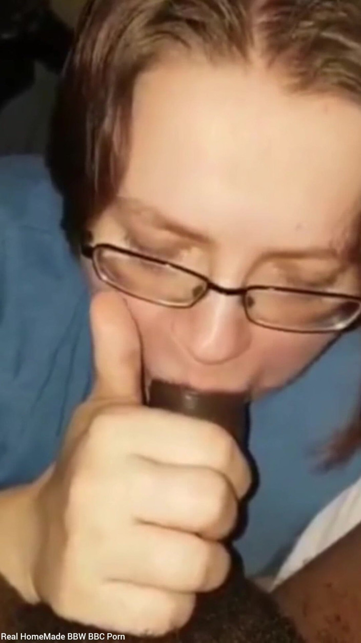 Head Queens: Cewek sange ini lagi asik nyepong raksasa pria kulit hitam...