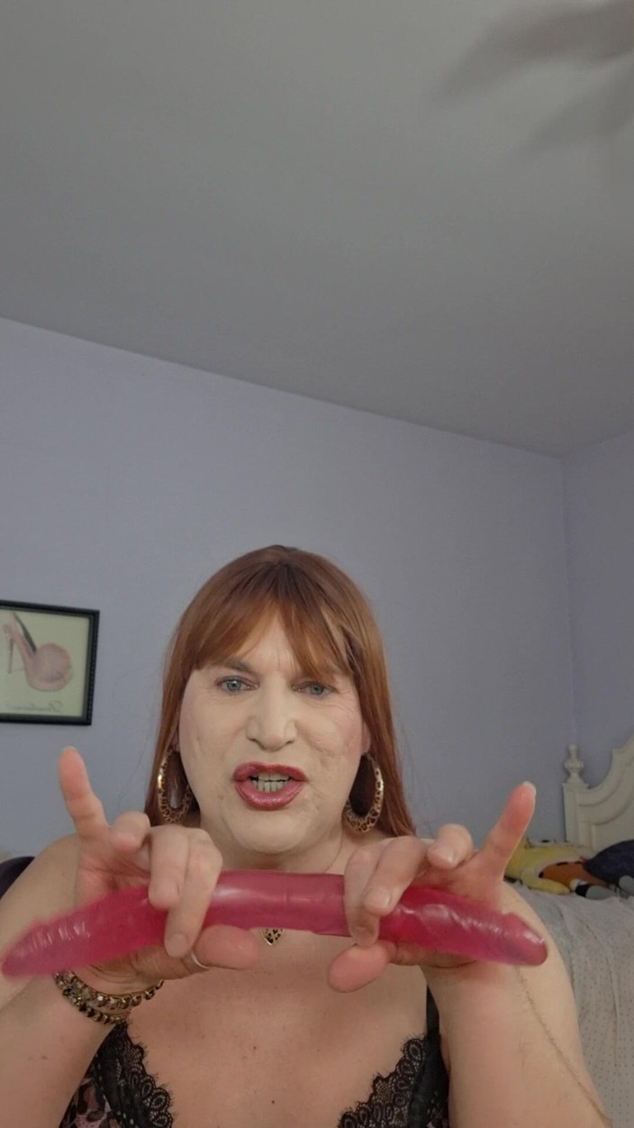 Victoria Lecherri: Eu preciso de alguém para experimentar meu novo brinquedo?