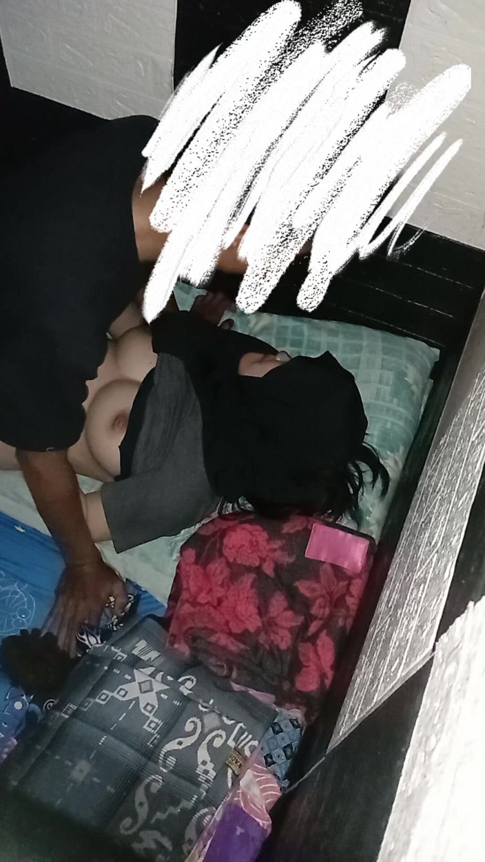 Famly sex: El placer de mi coño estrecho