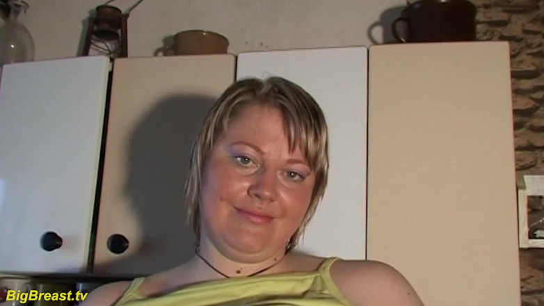 Big Breast: Extrema cachonda milf sola en casa