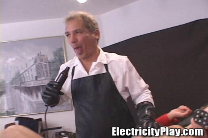 Electricity Play: Une mamie salope aux seins flasques se fait baiser par...