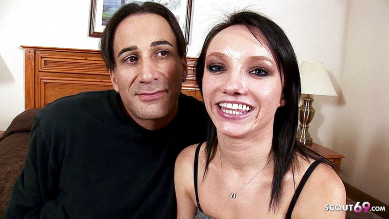 Full porn collection: Magere tiener laat haar stiefvader haar voor het eerst stiekem...