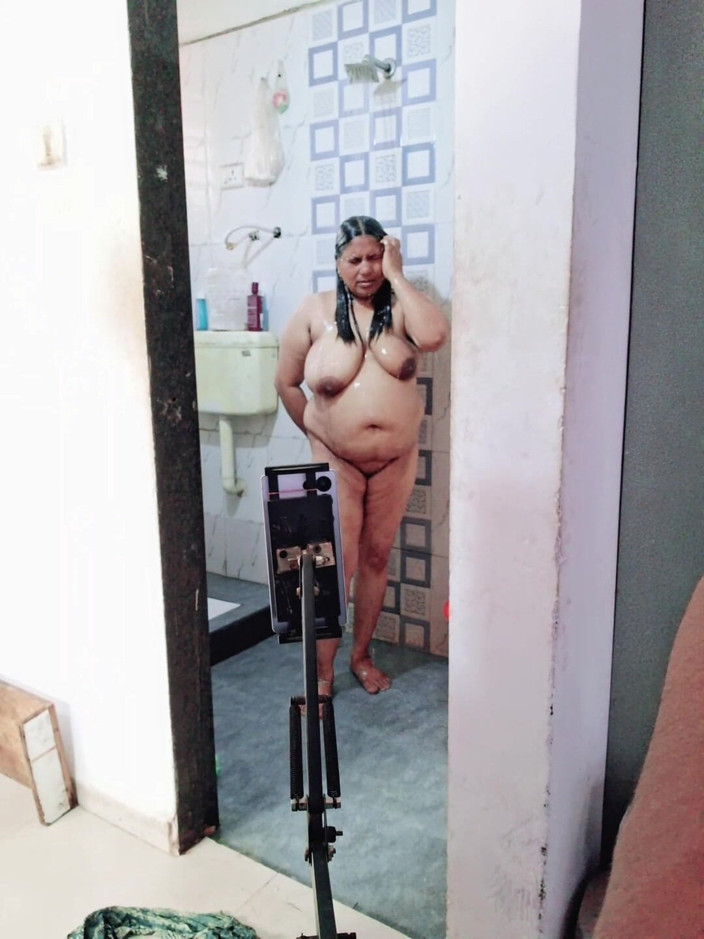 Indian Jonny S: Minha irmã estava tomando banho no banheiro, eu a vi...