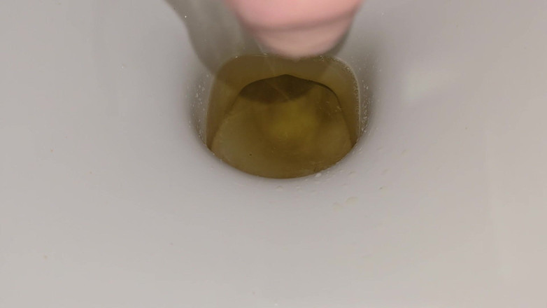 Alpha pee king: Чоловік писяє в туалет