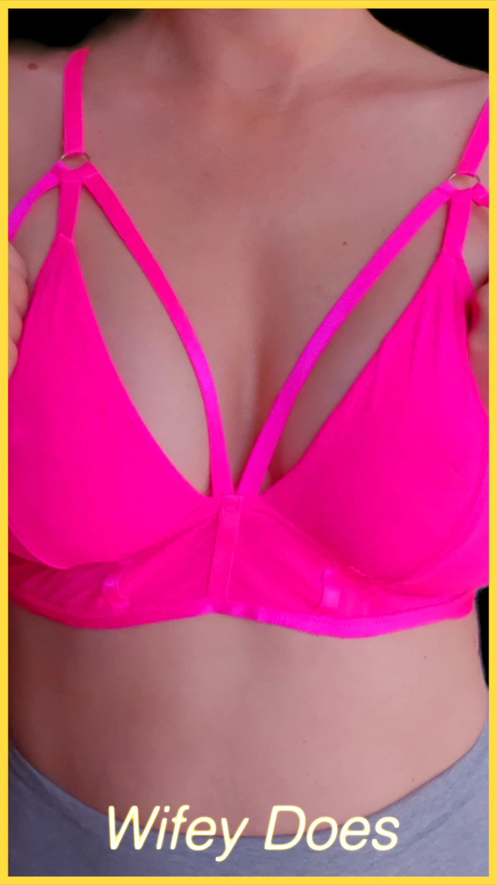 Wifey Does: Wifeys țâțe uimitoare într-un sutien roz sexy