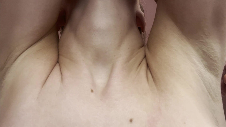 Skinny_lady69: Entraînement d’esclave adorant les aisselles