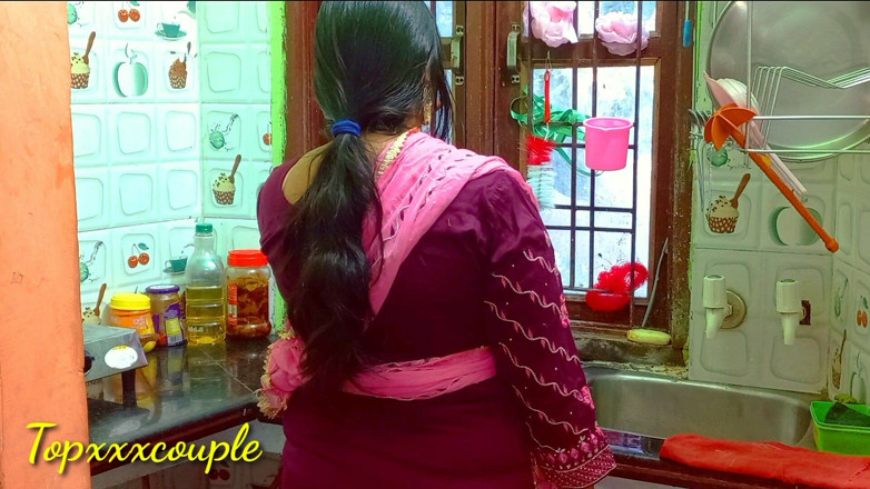 Topxxxcouple: Pembantu rumah desi India berkongkek di dapur