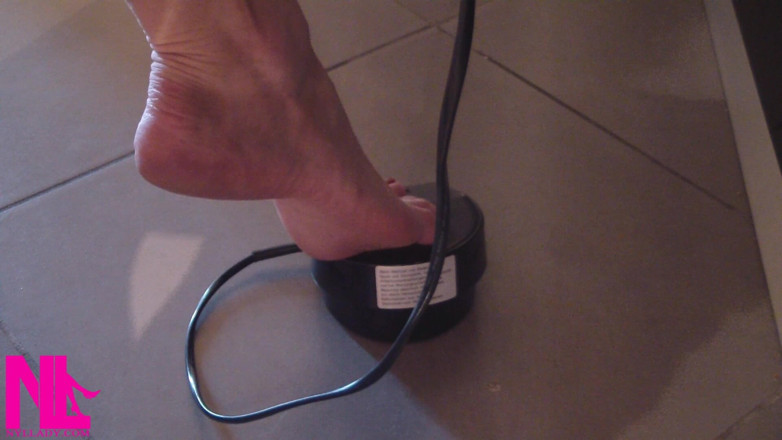 Nyllady: Yo cosiendo descalzo en mi máquina de coser