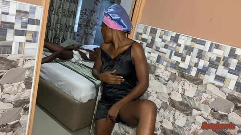 Sexyberrie1: Une demi-sœur surprend son demi-frère à grosse bite en train de...