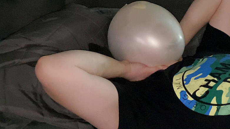 ButHoleDildoLover: Mitt tredje andningsspel - jag blåser upp min latexglovemask