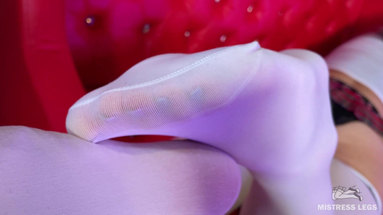 Mistress Legs: Zeița în ciorapi albi te tachinează cu picioarele ei în timp ce...