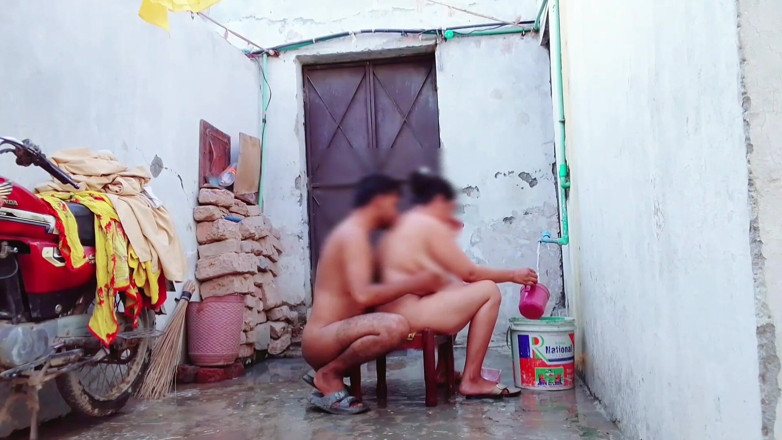 Abida sexy: बारसैट के मौसम मेइन तन्हाई के aalam mein milan ko utha laya gand mein dal...