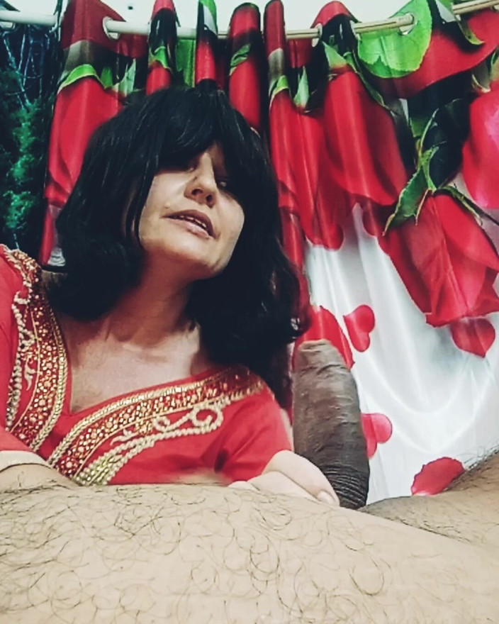 Bolly Karma: Я виймаю свій член для неї