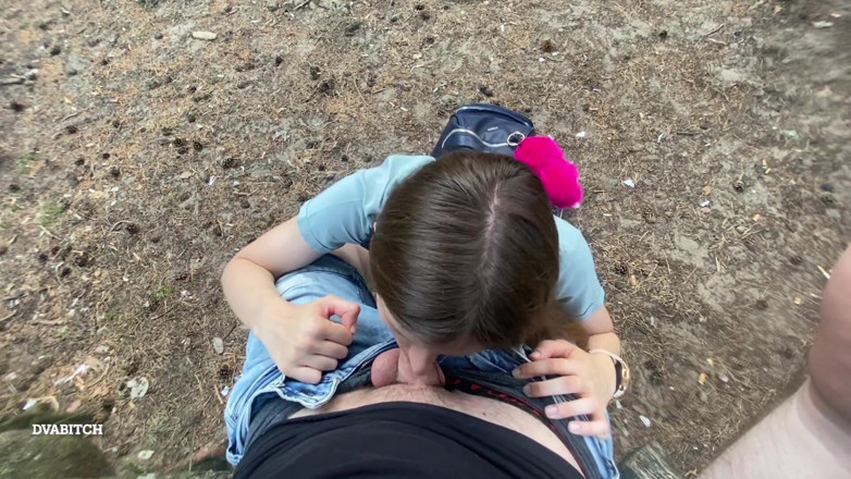 Dvabitch: Une brune amateur taille une pipe sensuelle dans la forêt...