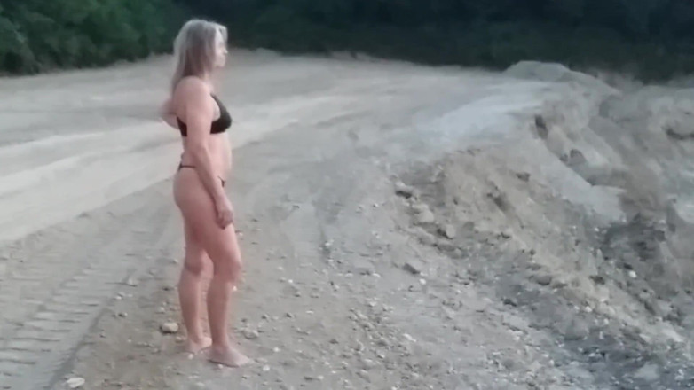 martinawest: Martina caminando afuera en una tanga negra