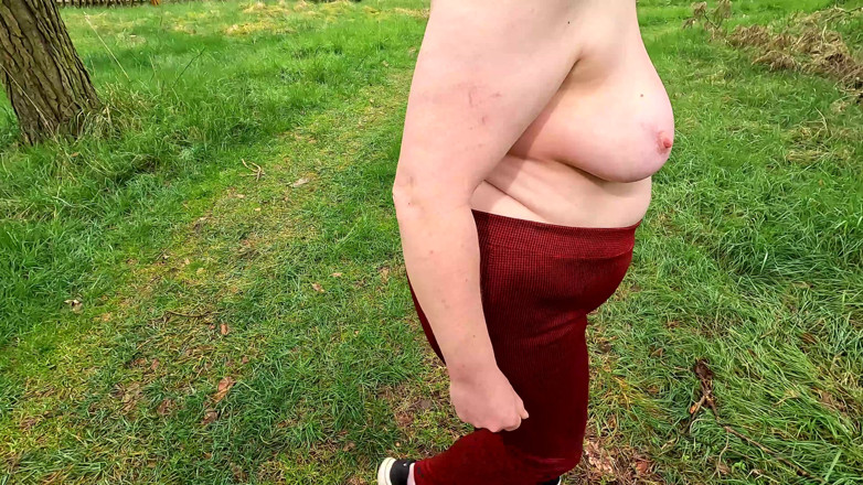 Bouncy Tits Action: Голі цицьки шльопають у хатині барбекю