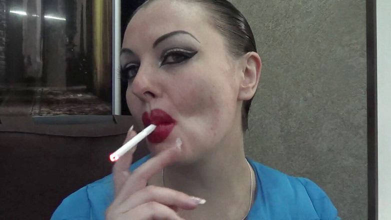 Goddess Misha Goldy: Sexy make-up, riesige rote lippen rauchen