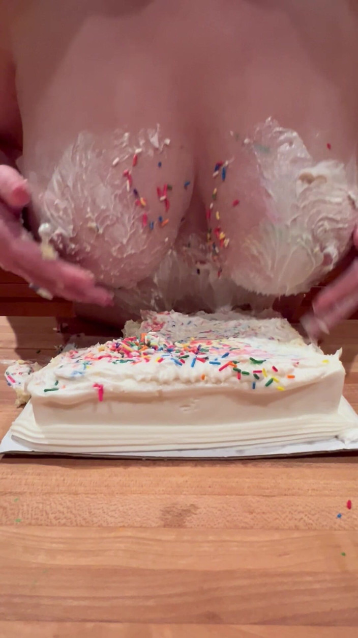 MidnightTease: La matrigna rovina la torta di compleanno con le sue...