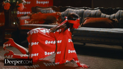 Deeper: Derin. Adria Rae okumaya hazır açık bir kitap