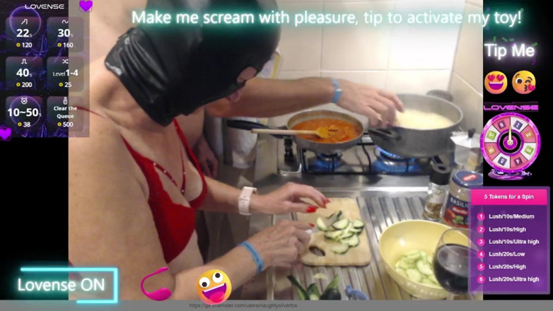 Naughty Silver Foxes: Secrets de salade nue : déchaîner la passion avec chaque tranche...