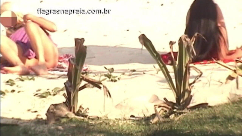 Amateurs videos: Wunderbare blondine und brünette nehmen nackt an einem strand der...
