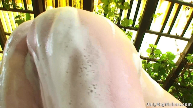 Only Big Melons: Грудаста повія для прання автомобіля