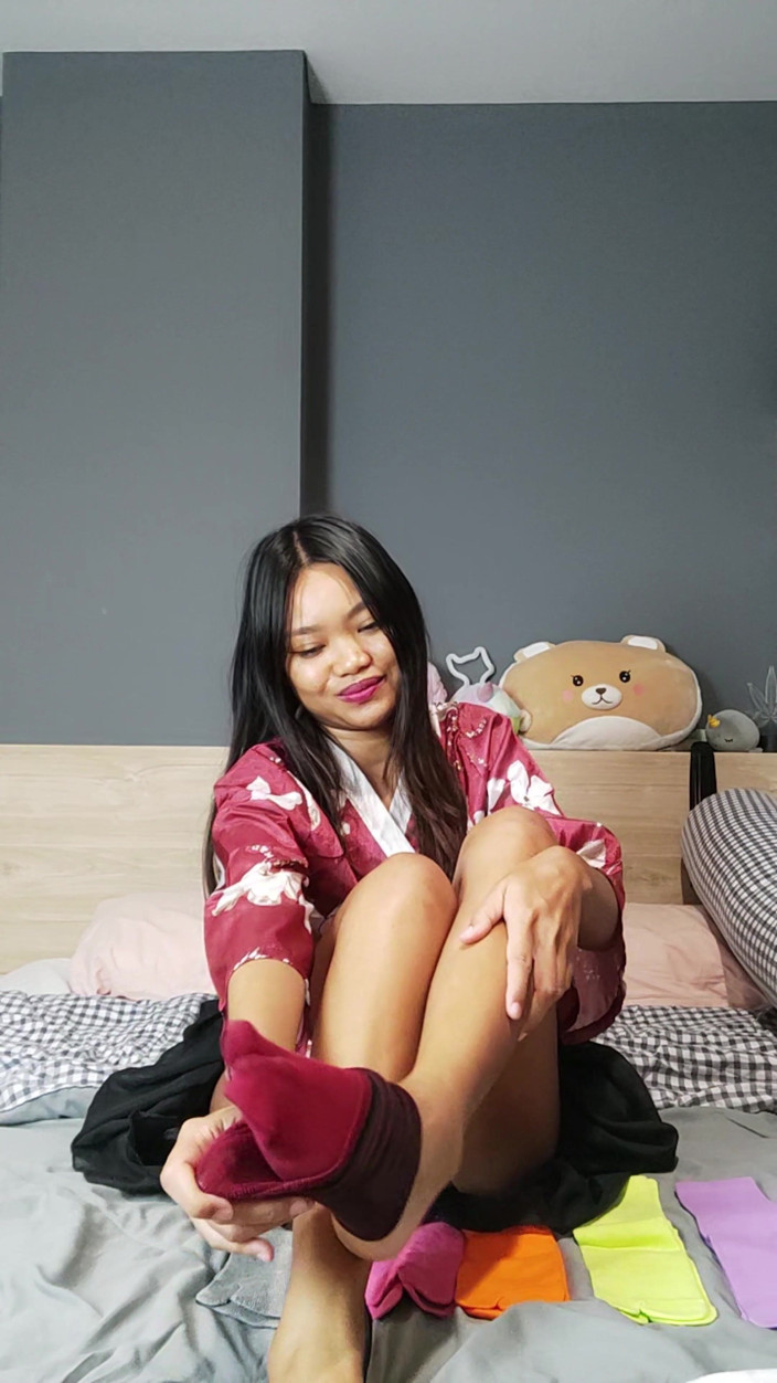 Cupcake: Les petites camgirl tabi chaussettes essayent différentes couleurs puis baisent...