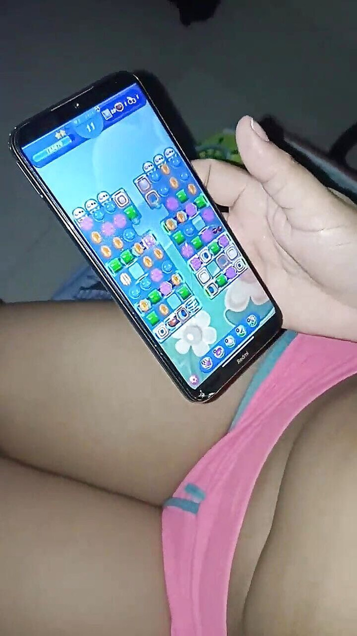 Pikaa6: Si rambut coklat amatur panas mahu menghisap batang besar dan...