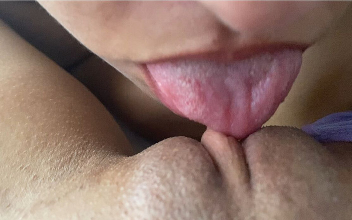 zoemelissa: Mi mejor amiga lesbiana me hace acabar muchas veces chupando...