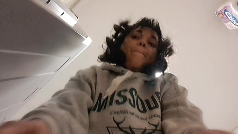 Mommy big hairy pussy: MiLF che pulisce la doccia senza mutandine