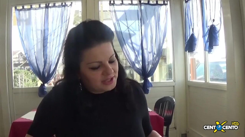 Topaweb: In un cinema porno privato nella sala c'è Roberta Farnese...