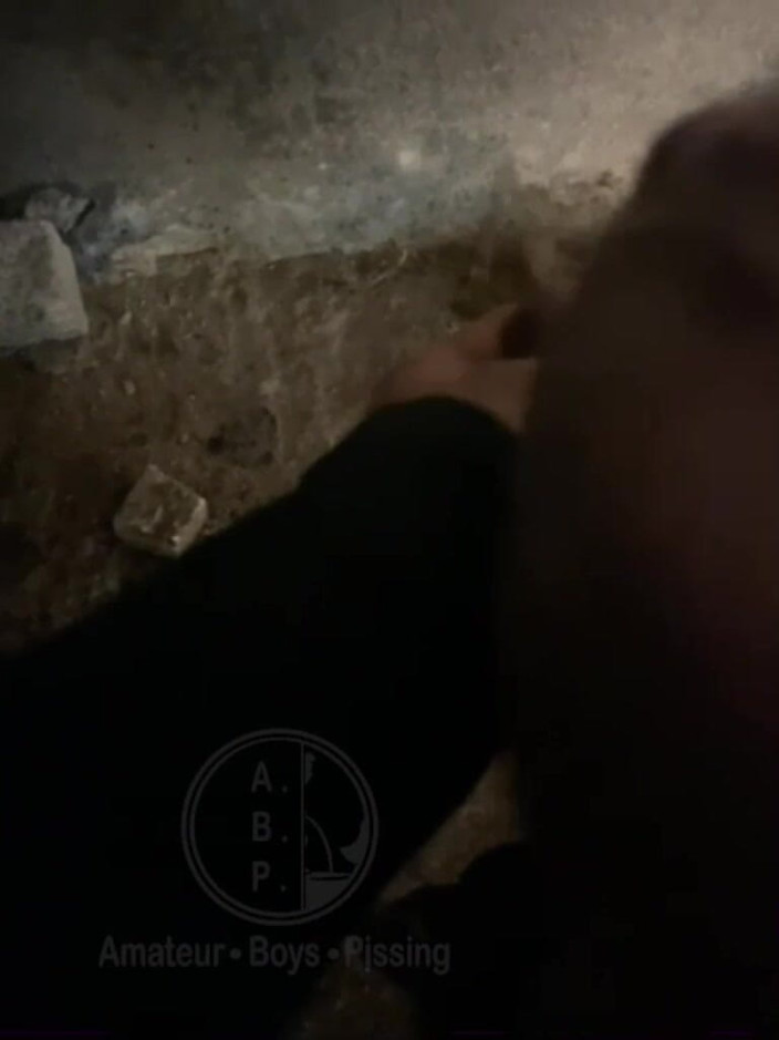 AmateurBoysPissing: Ajudando Ele a Fazer Xixi Na Rua