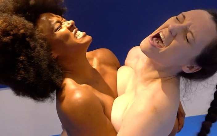 Mr. Rain's sexy wrestling: Ivy Rain vs Ivy Satine, combat de titfight