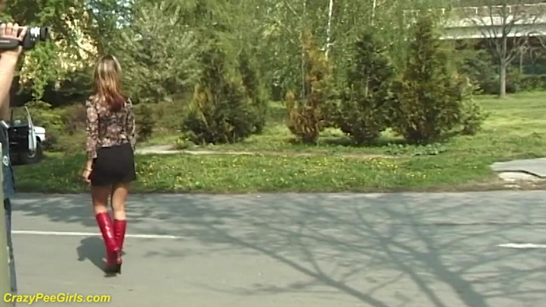 Crazy pee girls: Молода красуня з маленькими цицьками писяє на публіці