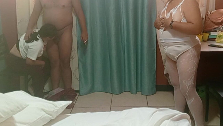Sofixxx: Üvey annem, kız arkadaşımı ve üvey kız kardeşimin penis emmesini izlemeyi...