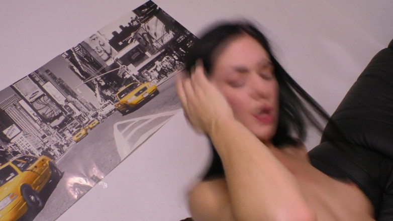 FUCK PARTY XXX: La casalinga tedesca si prende cura della casa e di...