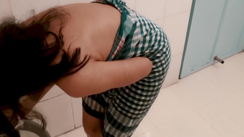 Anjalisingh_sexy: Desi holky mastubované po koupeli v koupelně.