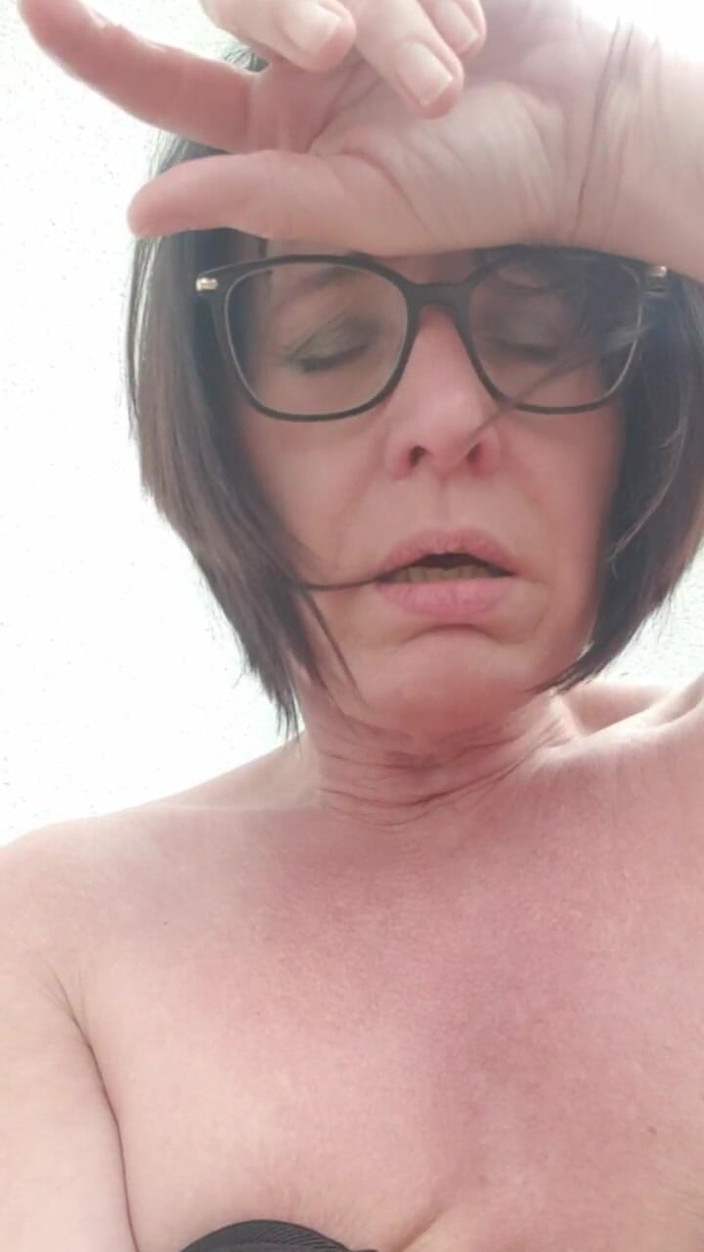 JulieEroticDress: Julie Est Complètement Excitée Après Le Live Stream