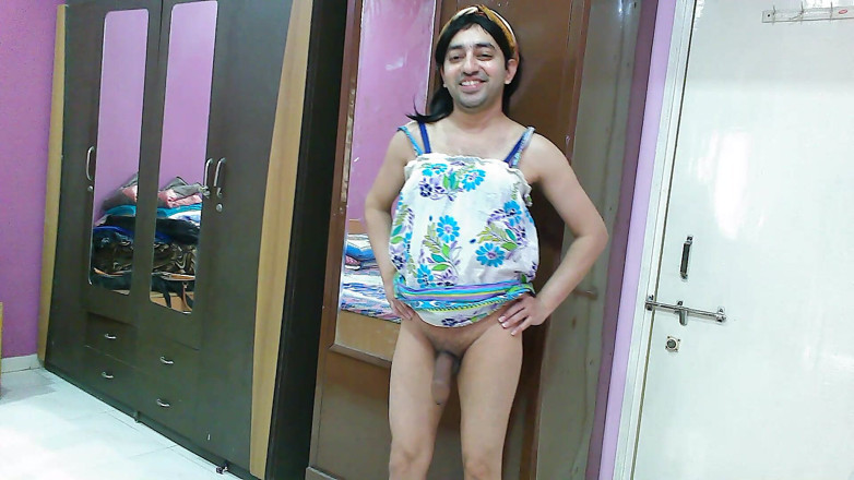 Cute & Nude Crossdresser: ビーチドレスとヘアバンドでホット弱虫女装femboy。