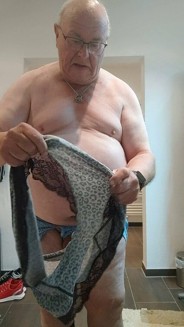 Karlchengeil: Pozând în Slip Sexy Leopard