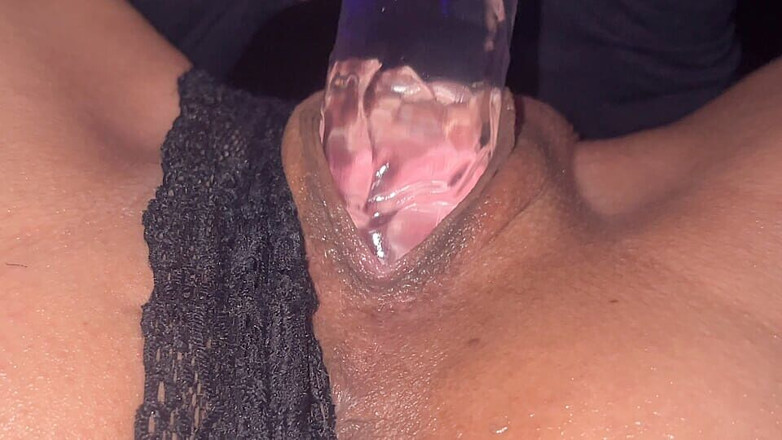 Solaella: Un gode pénètre une chatte en gros plan - orgasme féminin...