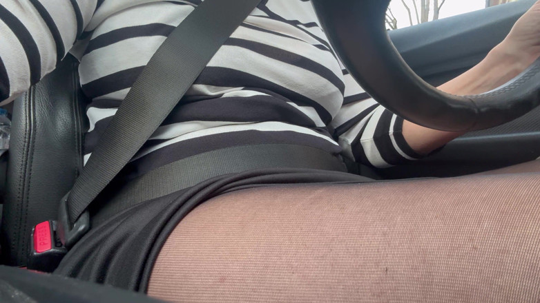 Step Mommy: Elegante mujer madura en pantimedias de nylon conduciendo a casa...