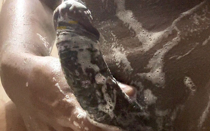 Hacker_boy94: 印度德西男孩在洗澡时与女友在视频通话中自慰