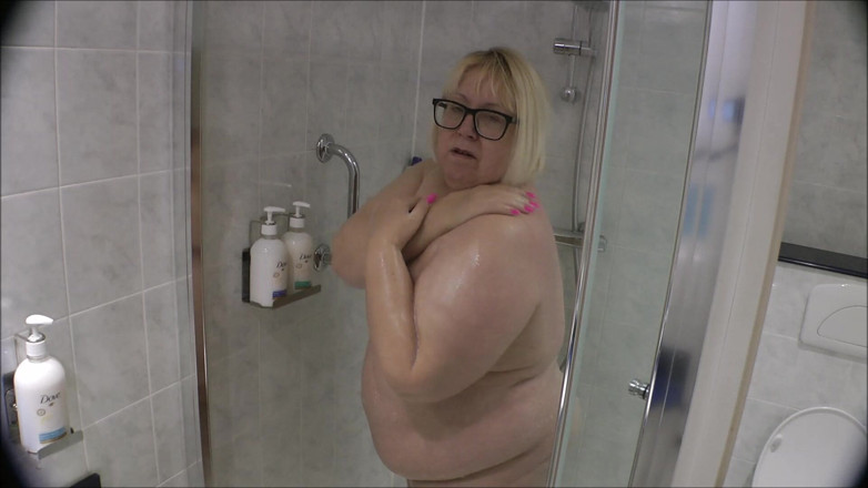 Lexie Cummings: Lexie ruimt op onder de douche