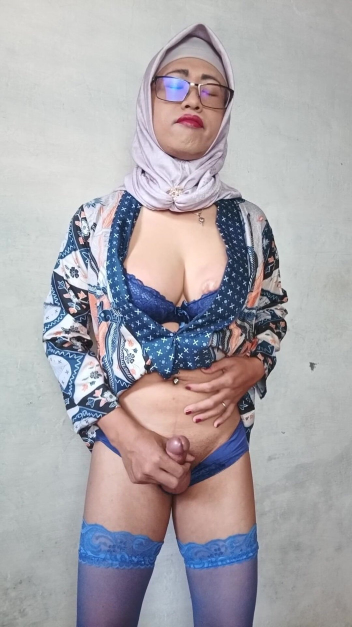Mitha Zhe: Hijab Shemales med stora kukar Dildo onanerar tills hon cum