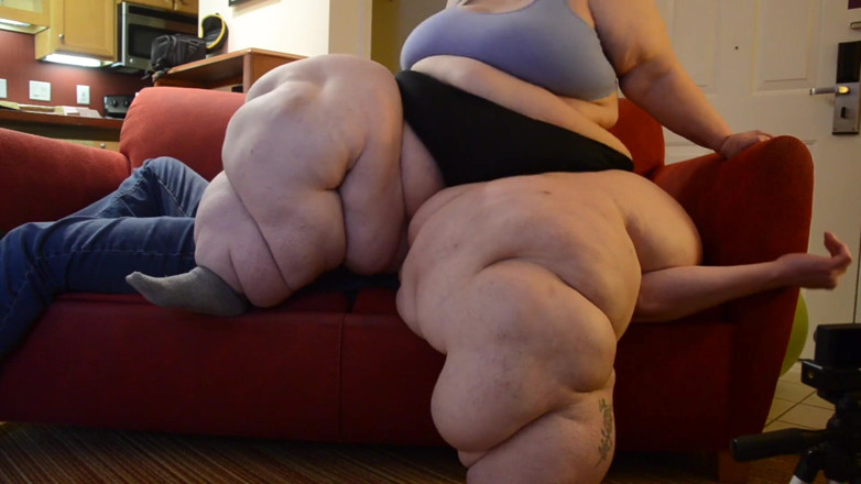 Full Weight Productions: SSBBW Bobbi Jo falhou pisando e sofá squash