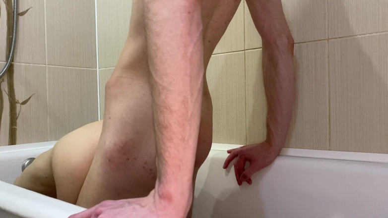 AnnetMoroz: Sexdoggystyle in der badewanne.
