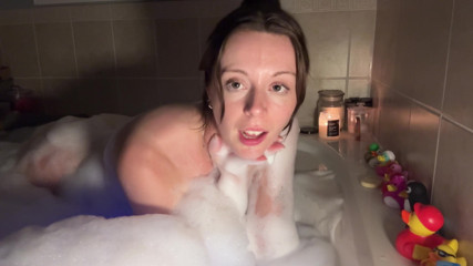 Nadia Foxx: Cewek ini lagi asik mandi bareng-bareng sampai orgasme!