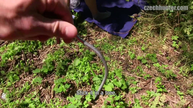 Czech Hunter: Amateur gemela follada por el culo al aire libre